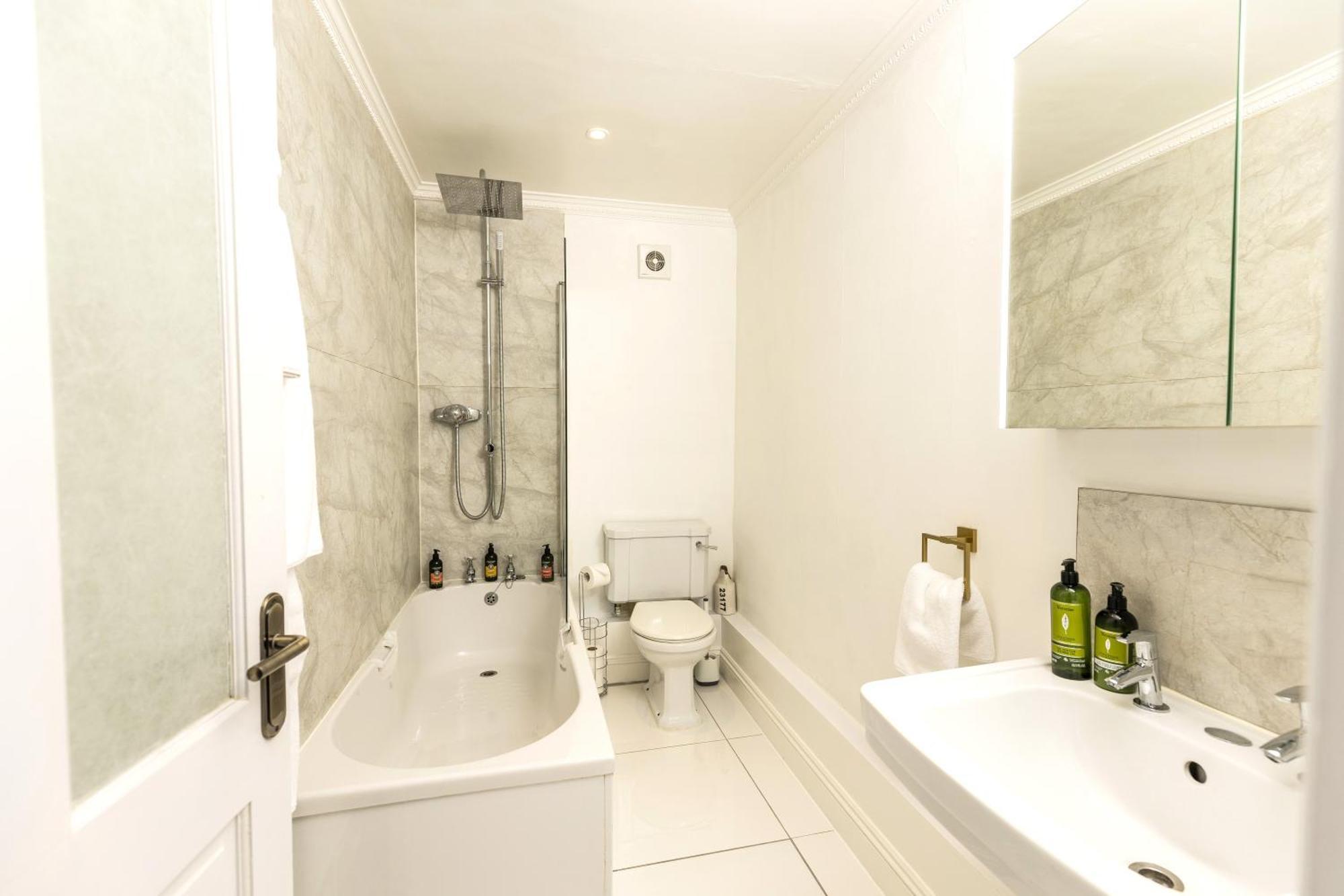 10 Sydenham - By Luxury Apartments เชลเทนแฮม ภายนอก รูปภาพ